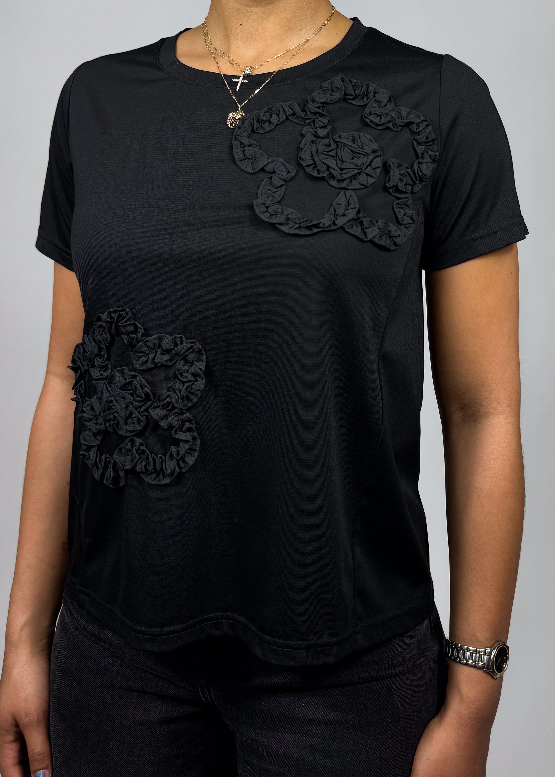 Casual everyday wear
Streetwear fashion
Summer outfit
Minimalist wardrobe
Weekend fashion
Travel outfit
Chic daytime look
 floral applique T-shirt
Textured floral design
Short sleeve cotton tee
Relaxed fit T-shirt
Classic round neck top
Soft breathable fabric
Feminine casual top
Effortless chic
Minimalist fashion
Elevated basics
Timeless wardrobe staple
Modern casualwear
Trendy yet comfortable