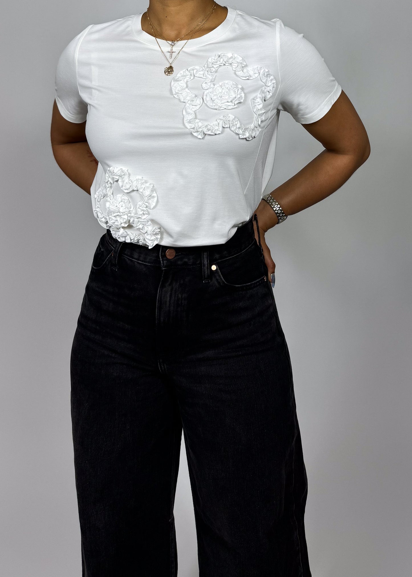 Casual everyday wear
Streetwear fashion
Summer outfit
Minimalist wardrobe
Weekend fashion
Travel outfit
Chic daytime look
 floral applique T-shirt
Textured floral design
Short sleeve cotton tee
Relaxed fit T-shirt
Classic round neck top
Soft breathable fabric
Feminine casual top
Effortless chic
Minimalist fashion
Elevated basics
Timeless wardrobe staple
Modern casualwear
Trendy yet comfortable