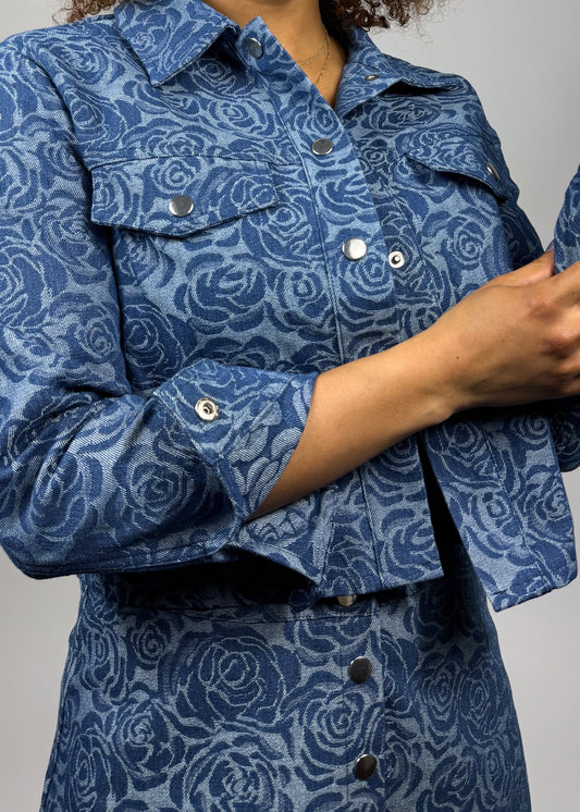 Brunch-ready denim two-piece
Elevated casual denim look
Effortless street style outfit
Fall/Winter denim must-have
Stylish layered denim ensemble
Embossed floral print denim
Double-pocket cropped jacket
High-waisted denim button skirt
Contrast stitch floral pattern
Structured yet feminine denim set
Blue floral denim jacket
Chic cropped denim blazer
Rose print denim skirt set
Button-up denim co-ord
Trendy jacquard denim outfit