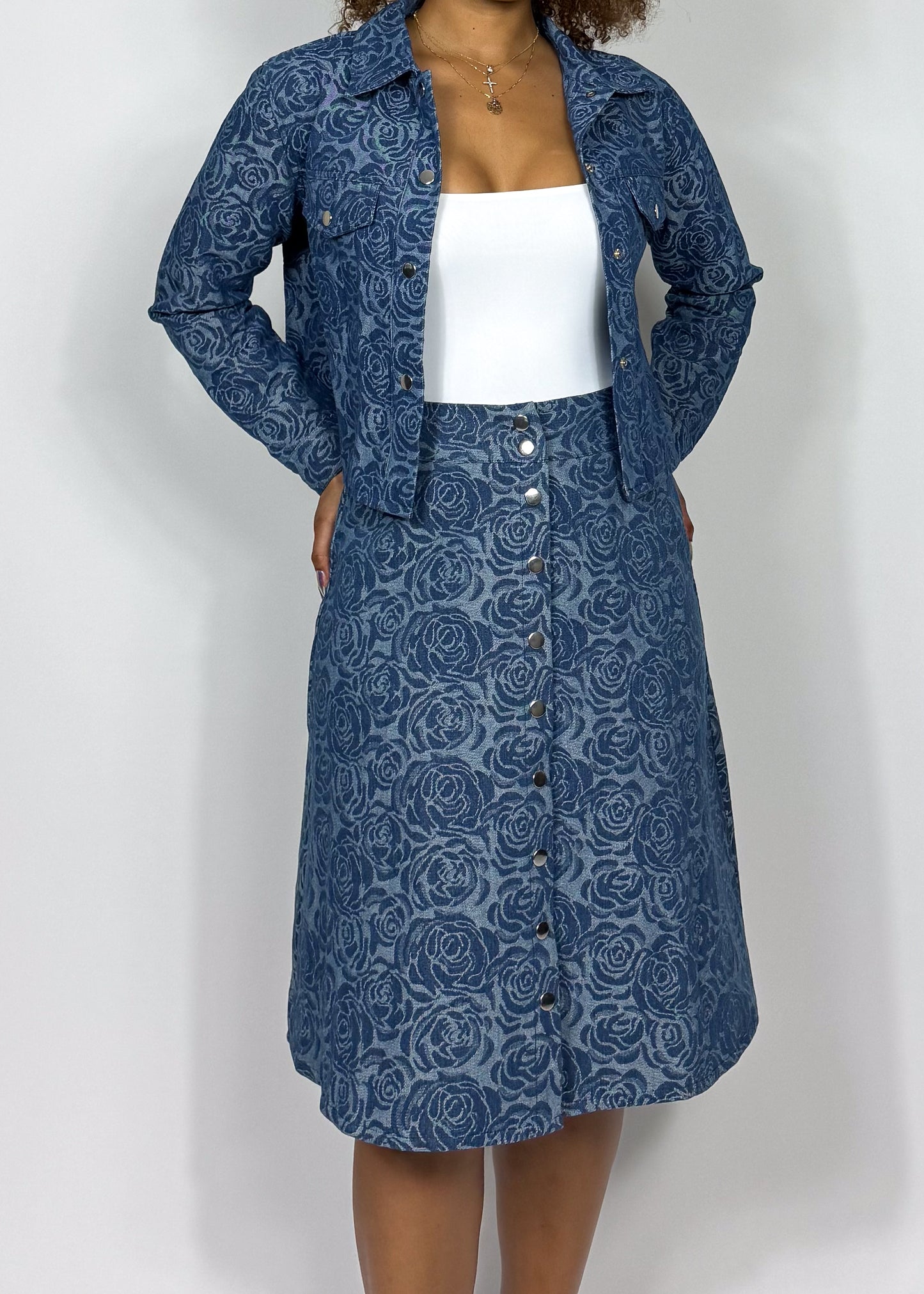 Casual summer outfit
Everyday chic look
Workwear fashion inspiration
Weekend brunch outfit
Effortless street style
Travel-friendly fashion
Spring and summer wardrobe essential
Smart-casual daytime wear
Feminine yet comfortable outfit
Modest fashion staple
Floral denim midi skirt
Button-down A-line skirt
Lightweight casual denim
High-waisted skirt style
Vintage-inspired denim
Timeless floral pattern
Soft-wash blue jean fabric
Classic button-front detail
Flowy and breathable fit
Trendy yet versatile
Boho