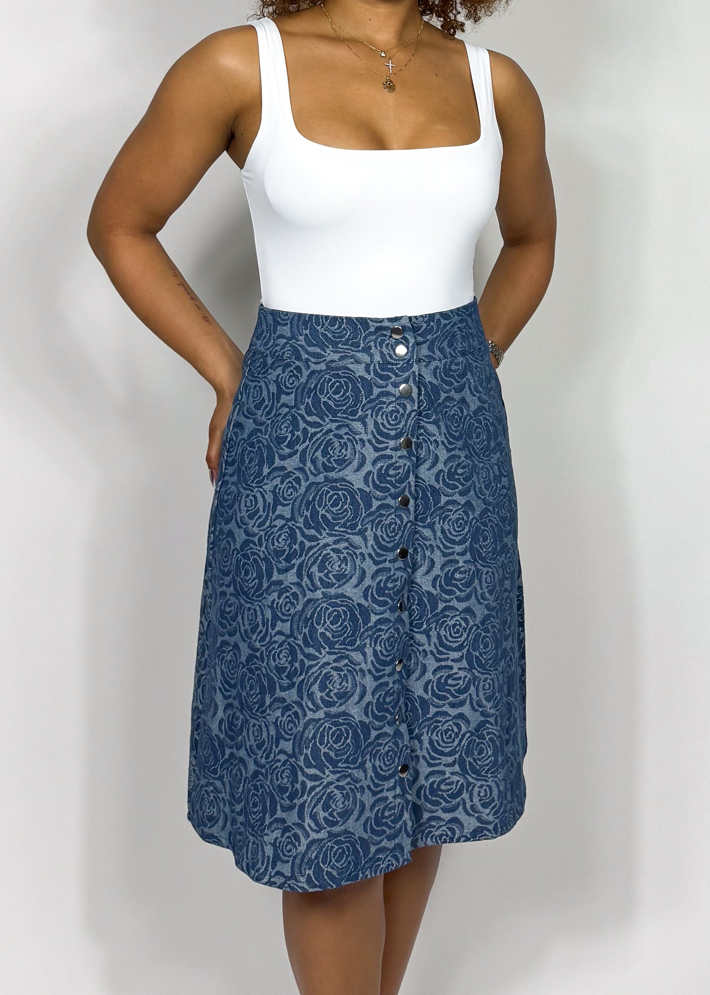 Casual summer outfit
Everyday chic look
Workwear fashion inspiration
Weekend brunch outfit
Effortless street style
Travel-friendly fashion
Spring and summer wardrobe essential
Smart-casual daytime wear
Feminine yet comfortable outfit
Modest fashion staple
Floral denim midi skirt
Button-down A-line skirt
Lightweight casual denim
High-waisted skirt style
Vintage-inspired denim
Timeless floral pattern
Soft-wash blue jean fabric
Classic button-front detail
Flowy and breathable fit
Trendy yet versatile
Boho