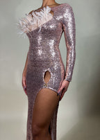 Red carpet evening gown
Luxury gala dress
Birthday celebration dress
Fashion-forward prom dress
Pageant gown with feathers
Unique asymmetrical sequin gown
One-sleeve high-slit dress
Trendy cutout formal gown
Sparkly party dress with feather accents
Glamorous evening wear
Rose gold sequin evening gown
One-shoulder feather dress
Asymmetrical cutout formal dress
High-slit glamorous gown
Sparkly pink metallic dress