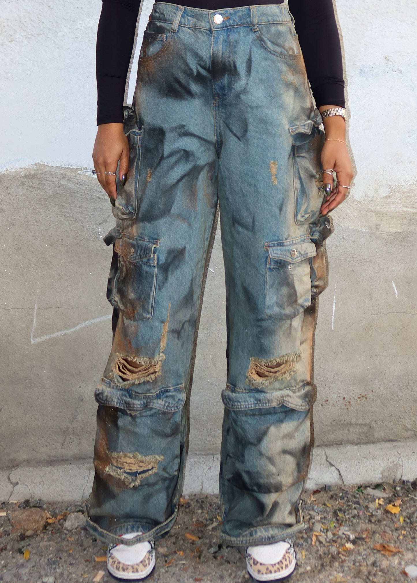 Streetwear fashion statement
Casual grunge outfit
Urban everyday look
Festival-ready cargo pants
Edgy weekend street-style
Concert or nightlife fashion
Distressed cargo jeans
High-waisted loose-fit denim
Vintage acid-wash jeans
Multi-pocket utility pants
Destroyed baggy jeans
Rugged streetwear trousers
Y2K-inspired utility pants
Edgy urban streetwear
Oversized hip-hop style
Bold alternative fashion
90s retro baggy jeans