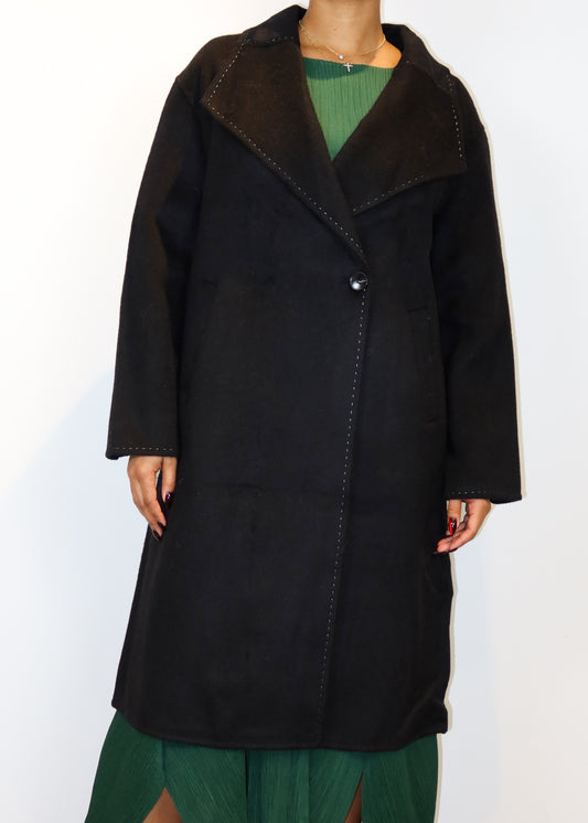 Workwear essential winter coat
Elegant evening coat for women
Business casual winter fashion
Cold-weather formal outerwear
Professional winter layering piece
Oversized lapel wool coat
Adjustable waist tie trench coat
Relaxed-fit structured outerwear
Black statement coat with stitching detail
Midi-length coat for transitional weather
Elegant black wool coat for women
Timeless belted trench coat
Chic long black winter coat
Minimalist fashion outerwear
Sleek and sophisticated coat style