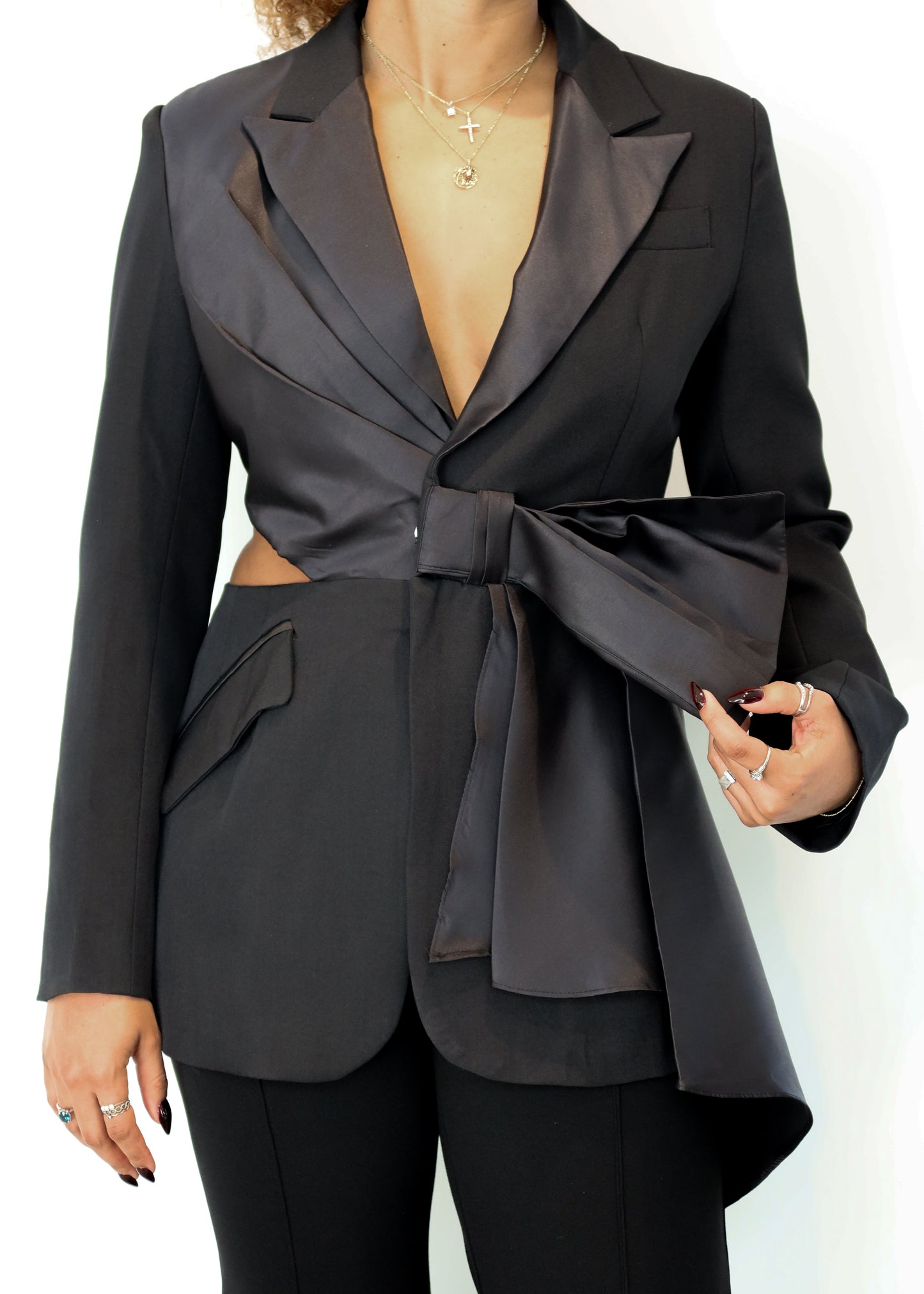 Black tie event outfit
Evening wear with a twist
Sophisticated cocktail attire
Power suit for women
Elegant workwear to evening look
Tailored black blazer with bow detail
Tuxedo-inspired women’s suit
Luxe satin lapel blazer
High-fashion structured suit
Timeless monochrome elegance
Statement satin bow blazer
Chic black tuxedo-style suit
Elegant power dressing outfit
Luxe satin-trimmed blazer
Modern feminine business suit