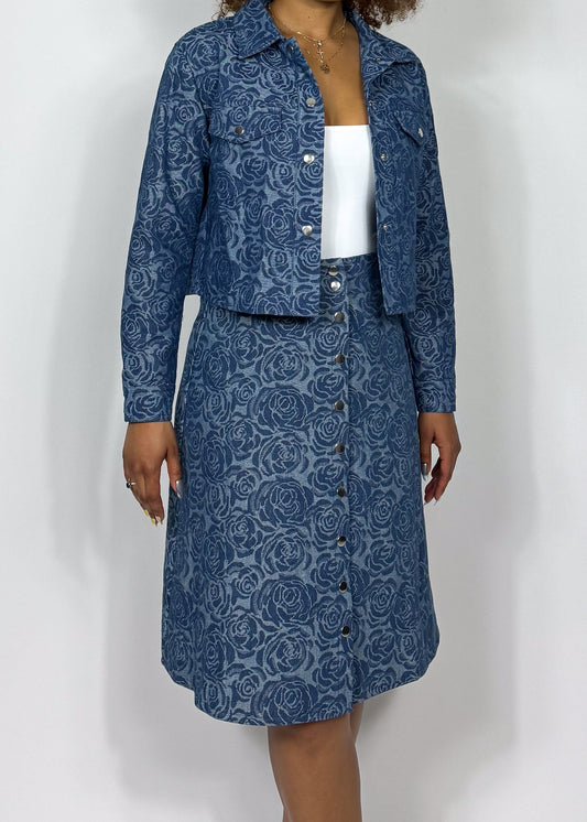 Brunch-ready denim two-piece
Elevated casual denim look
Effortless street style outfit
Fall/Winter denim must-have
Stylish layered denim ensemble
Embossed floral print denim
Double-pocket cropped jacket
High-waisted denim button skirt
Contrast stitch floral pattern
Structured yet feminine denim set
Blue floral denim jacket
Chic cropped denim blazer
Rose print denim skirt set
Button-up denim co-ord
Trendy jacquard denim outfit