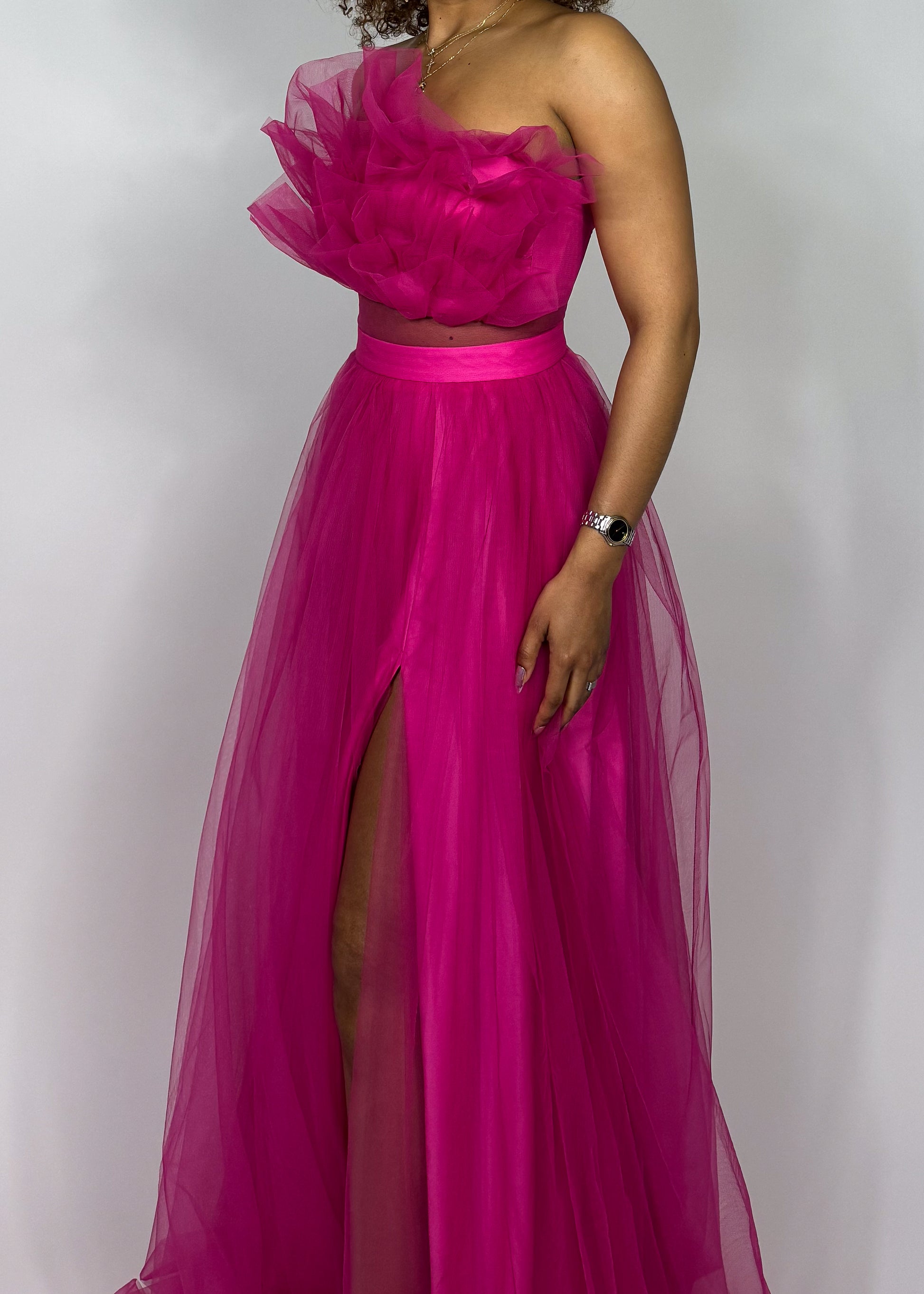 Red carpet dress
Prom night gown
Wedding guest formal wear
Gala and pageant dress
Luxury evening event gown formal event dress
 wedding guest gown
gala evening wear
holiday ball gown
Ruffled strapless bodice dress
Flowy sheer tulle gown
High-slit A-line dress
Floor-length princess gown
Statement couture dress
