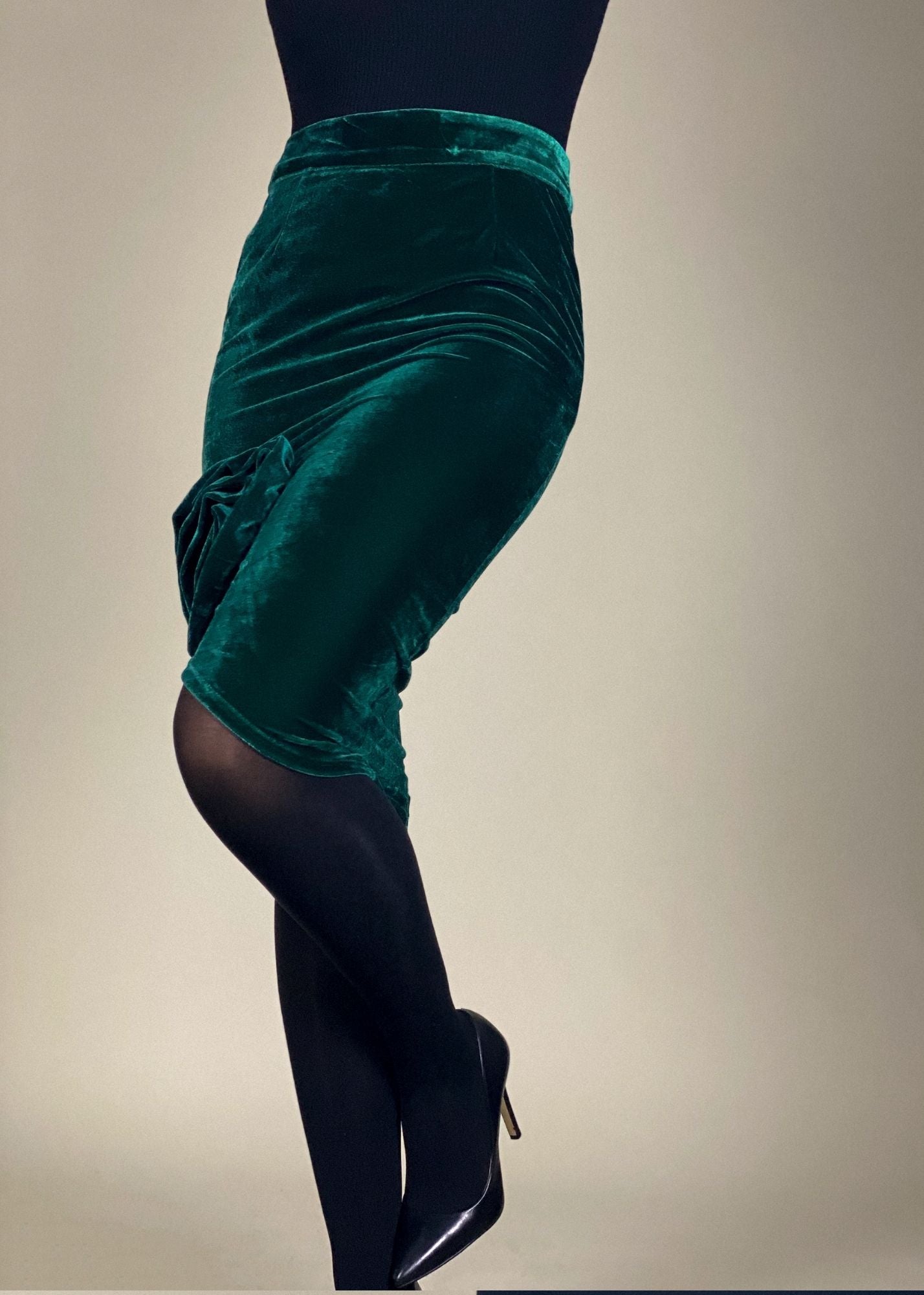 Elegant evening skirt
Holiday party fashion
Chic dinner date outfit
Timeless formal wear
Winter wedding guest look
Special occasion velvet skirt
Festive Christmas party style
Luxe cocktail attire
Statement fashion piece
Classic and sophisticated
High-waisted velvet skirt
Asymmetrical hem skirt
Draped velvet elegance
Sculptural rose detail
Soft plush texture
Tailored feminine silhouette
Unique floral embellishment

Emerald green midi skirt
Statement piece fashion

