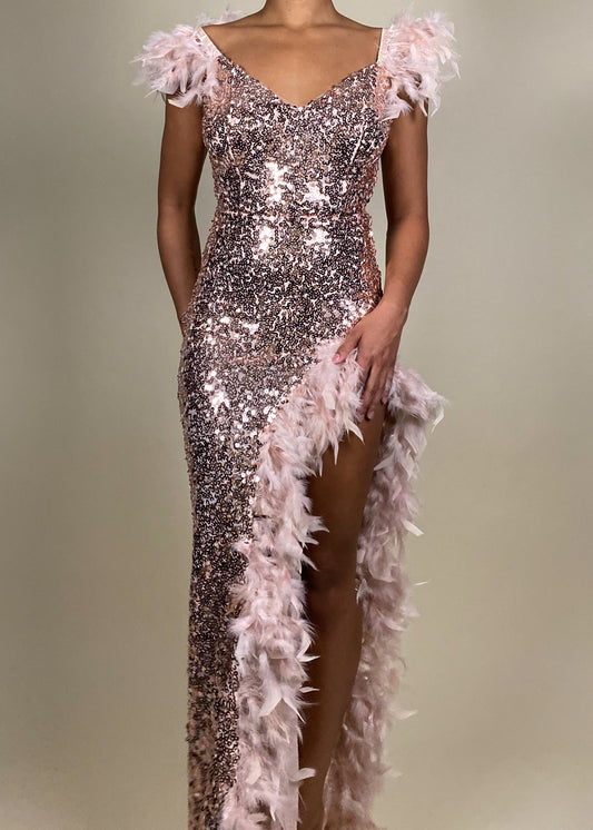 gala dress
Red carpet-inspired gown
Wedding reception evening dress
High-slit party dress 2025
 glam feather dress
V-neck feather accent gown
Asymmetrical high-slit sequin dress
Dramatic sparkle & feather gown
evening dress
 couture runway dress
Rose gold sequin evening gown
Glamorous feather-trim dress
Sparkly high-slit dress
Luxury embellished gown
Elegant couture evening dress